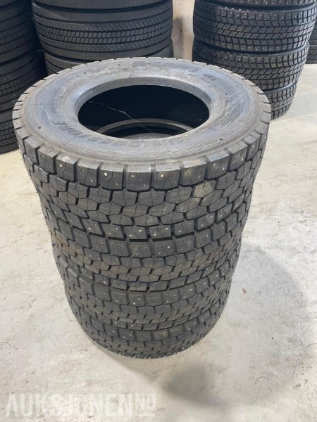 4 stk. Bridgestone R-Drive 245/70R17,5 midtseip m/pigg - Грузовик: фото 1 4 stk. Bridgestone R-Drive 245/70R17,5 midtseip m/pigg - Грузовик: фото 1