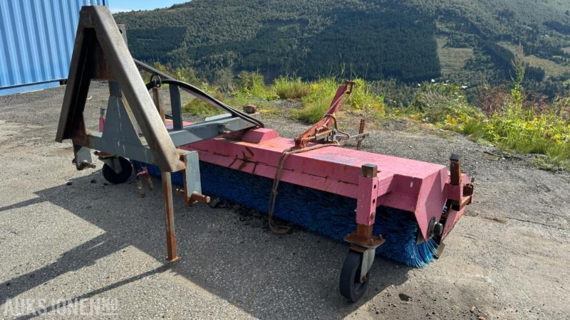 Навесное оборудование для Строительной техники 2003 Feiebørste til traktor med triangelfeste  - Tuchel LKM 230 HDS 520: фото 1