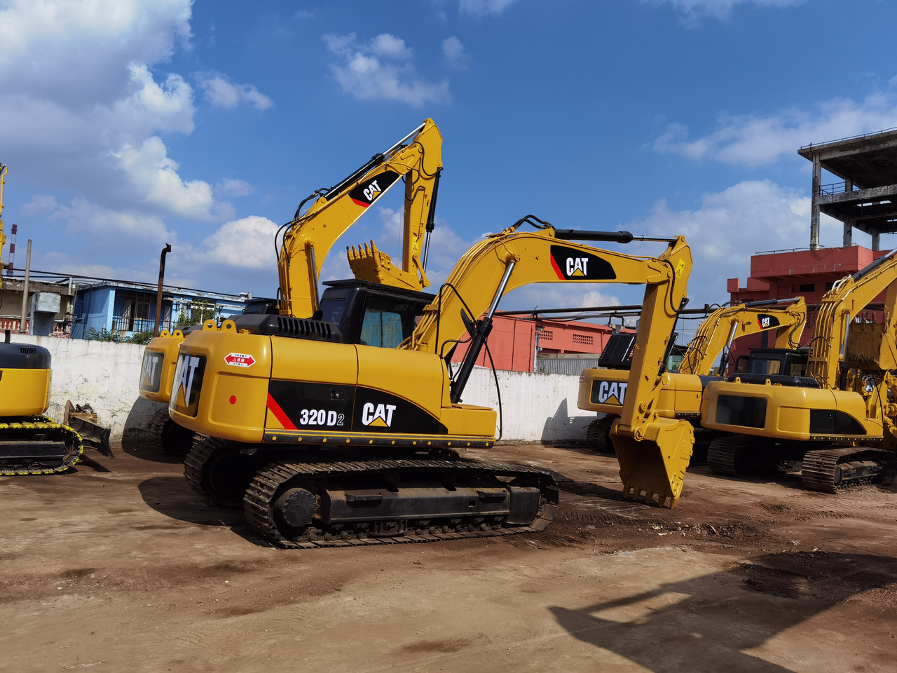 CATERPILLAR 320D2 - Гусеничный экскаватор: фото 1
