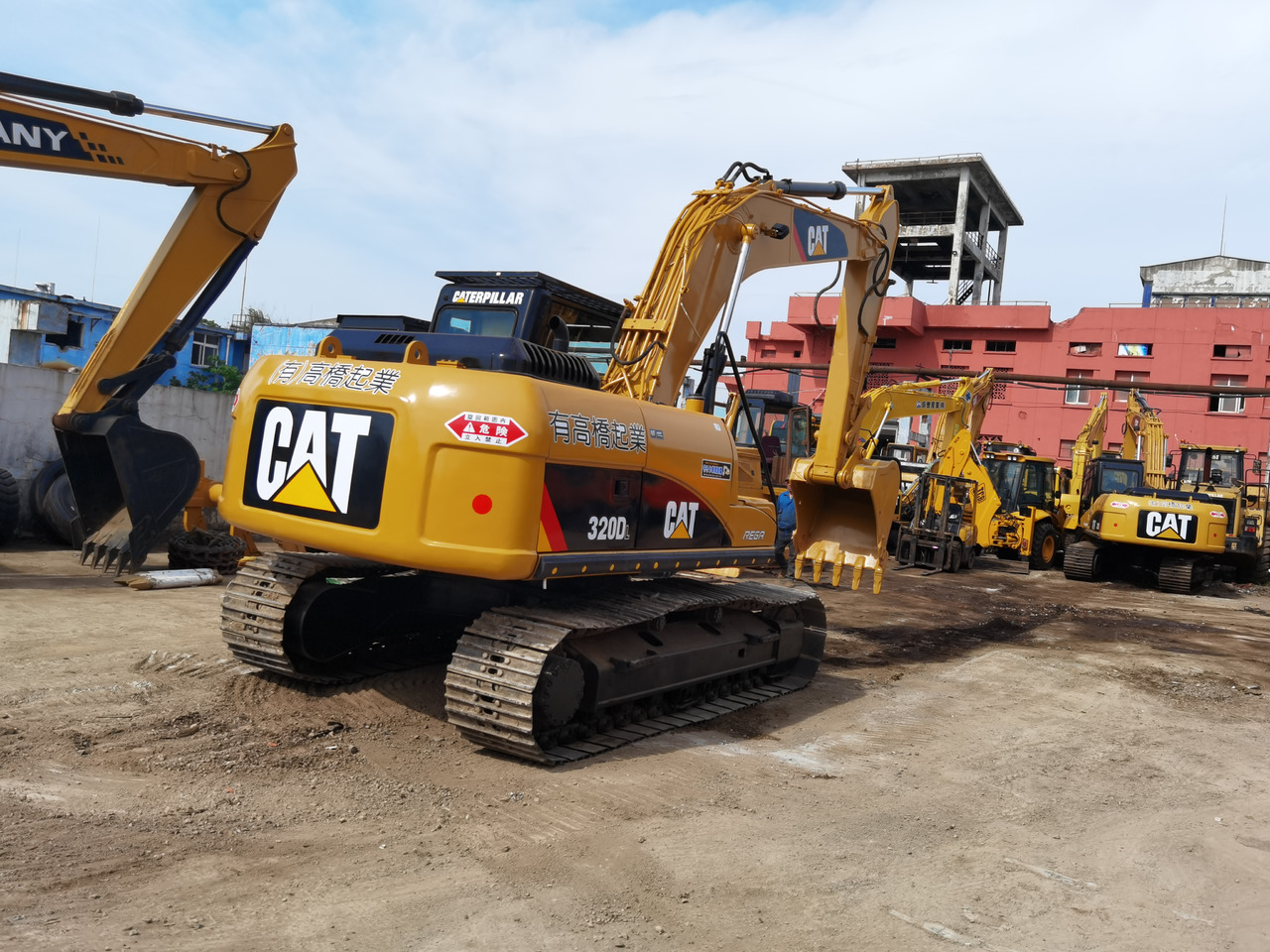 CATERPILLAR 320DL - Гусеничный экскаватор: фото 1 CATERPILLAR 320DL - Гусеничный экскаватор: фото 1