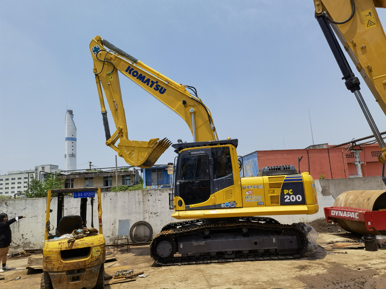 KOMATSU PC200 - Гусеничный экскаватор: фото 1 KOMATSU PC200 - Гусеничный экскаватор: фото 1