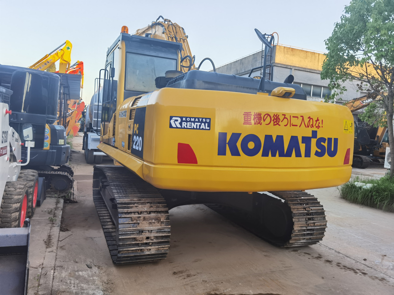 KOMATSU PC220 [ Copy - Гусеничный экскаватор: фото 1 KOMATSU PC220 [ Copy - Гусеничный экскаватор: фото 1