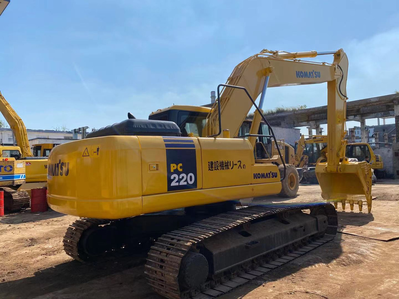 KOMATSU PC220 - Гусеничный экскаватор: фото 1 KOMATSU PC220 - Гусеничный экскаватор: фото 1