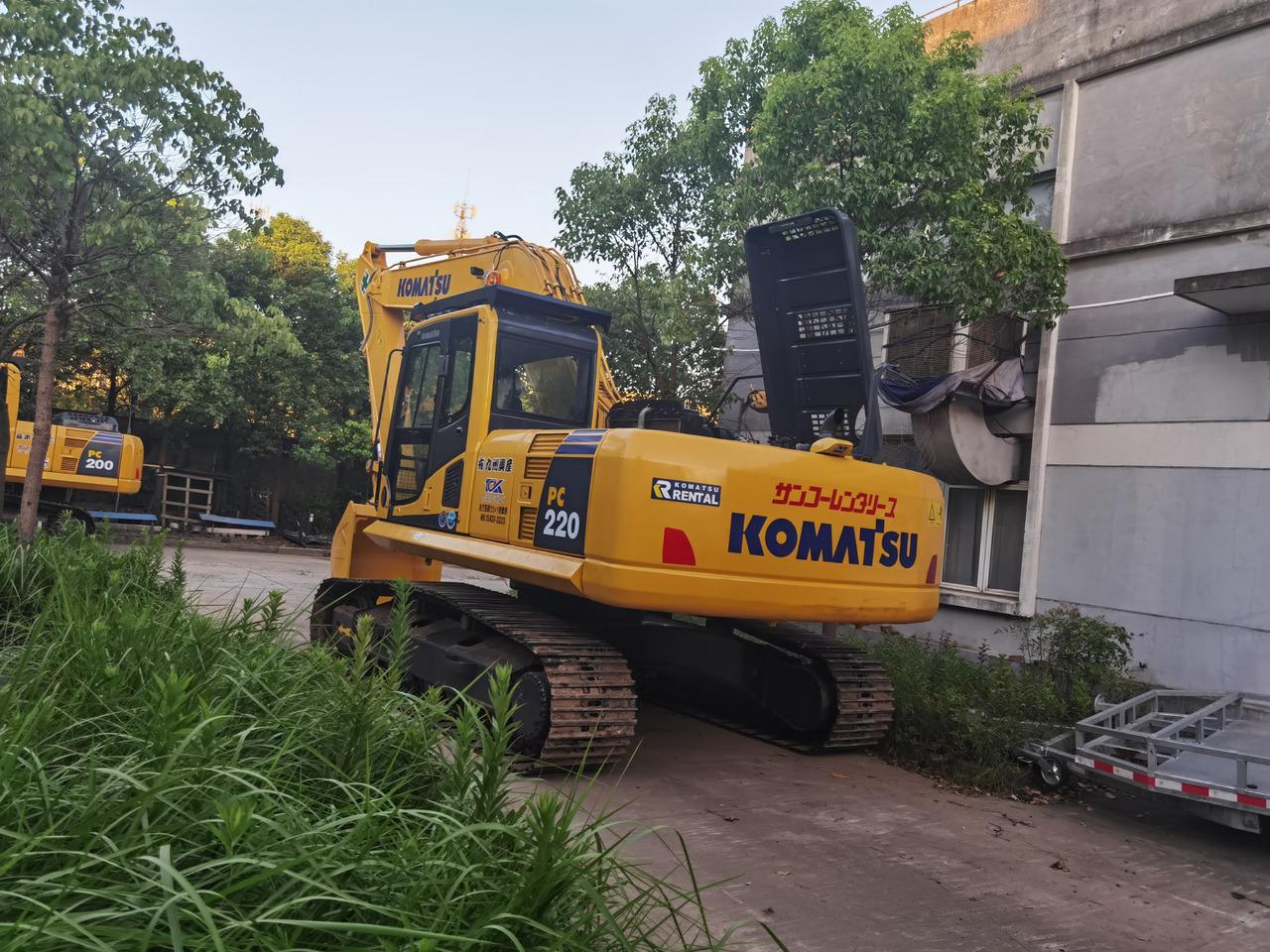 KOMATSU PC220 - Гусеничный экскаватор: фото 1 KOMATSU PC220 - Гусеничный экскаватор: фото 1