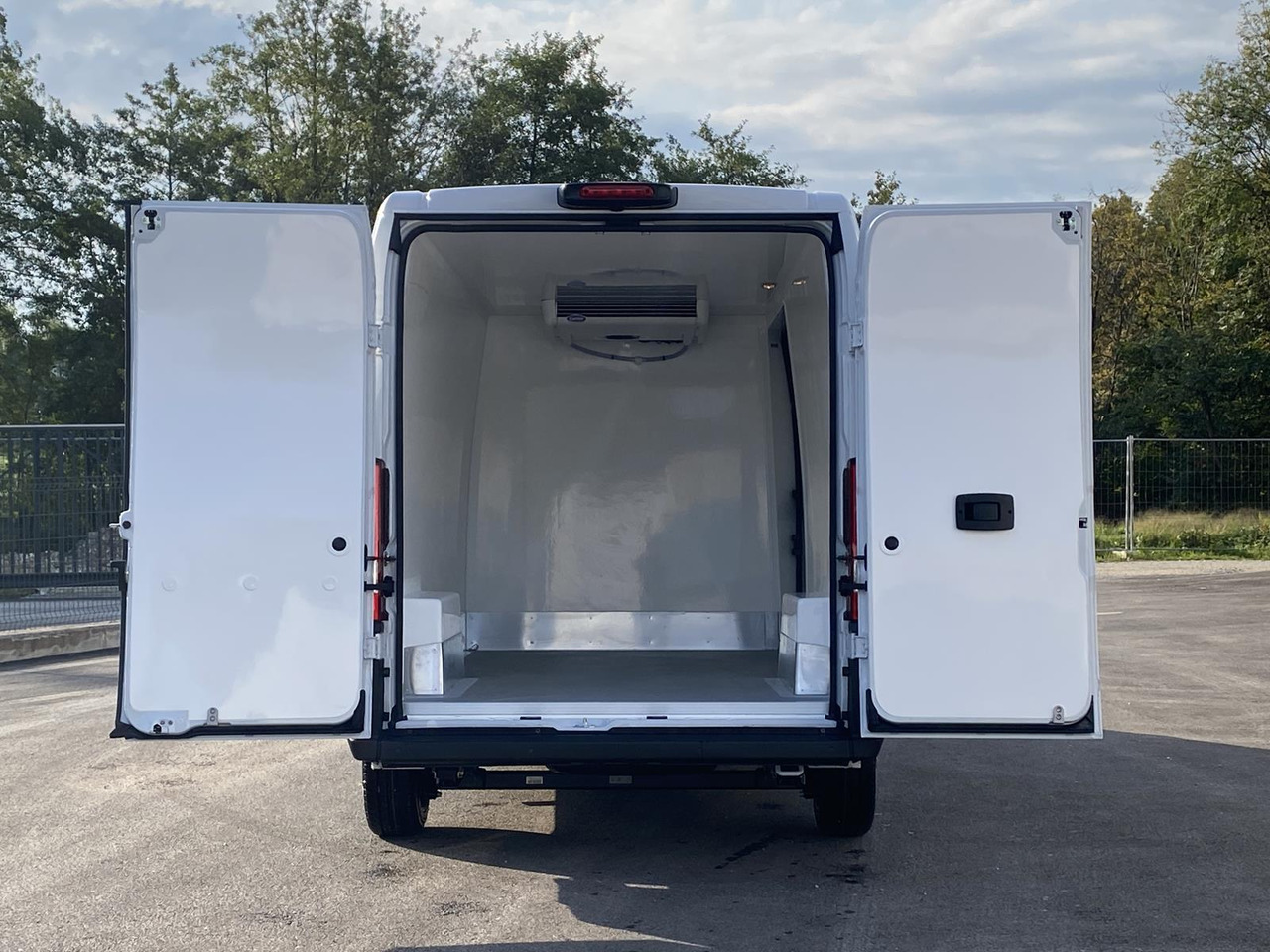 PEUGEOT BOXER L3H2 180PS CONFORT 335 / FRISCHDIENST BIS 0 + XARIOS 300 12-230V в лизинг PEUGEOT BOXER L3H2 180PS CONFORT 335 / FRISCHDIENST BIS 0 + XARIOS 300 12-230V: фото 6