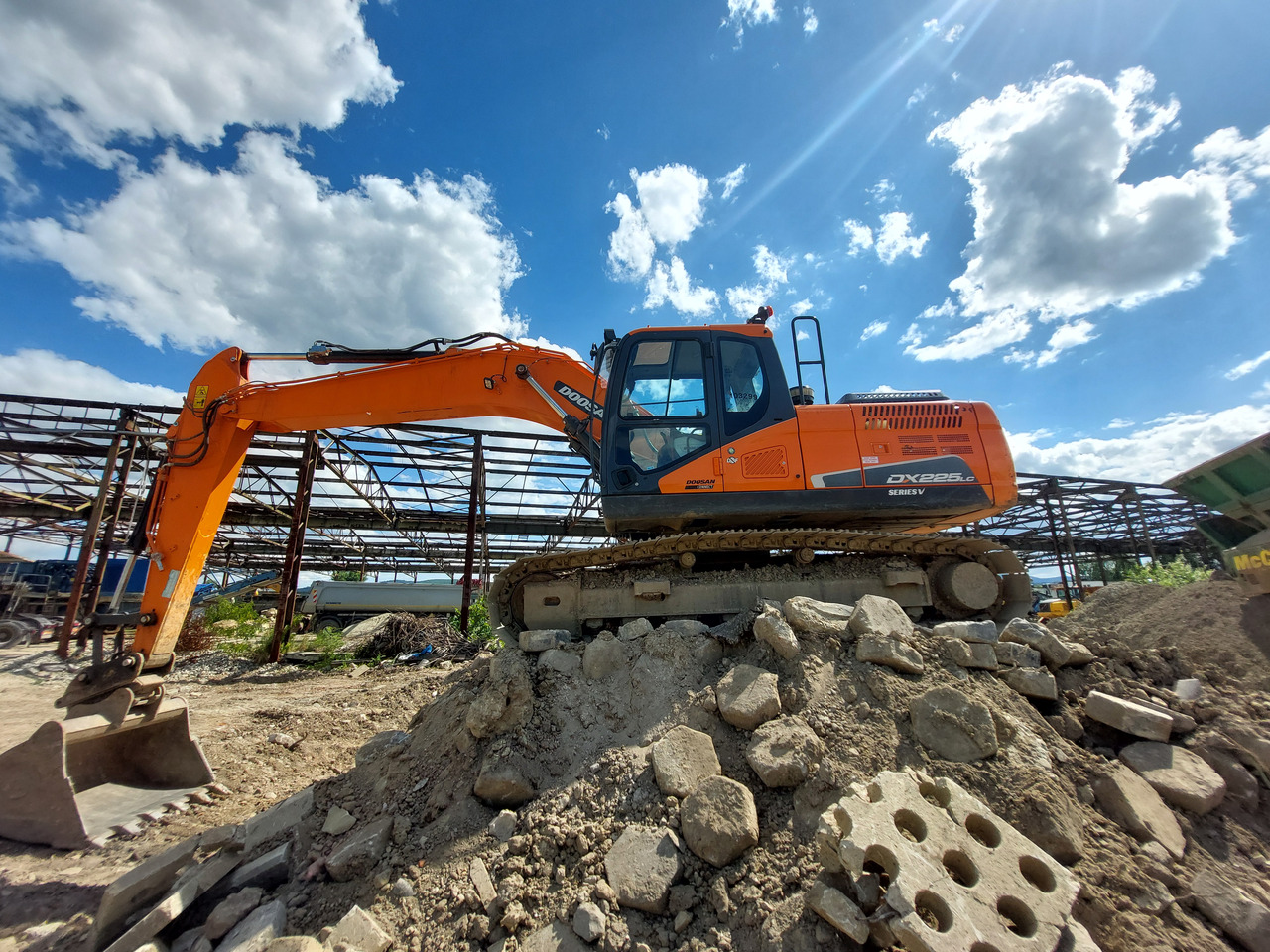 DOOSAN DX225LC-5 - Гусеничный экскаватор: фото 2 DOOSAN DX225LC-5 - Гусеничный экскаватор: фото 2