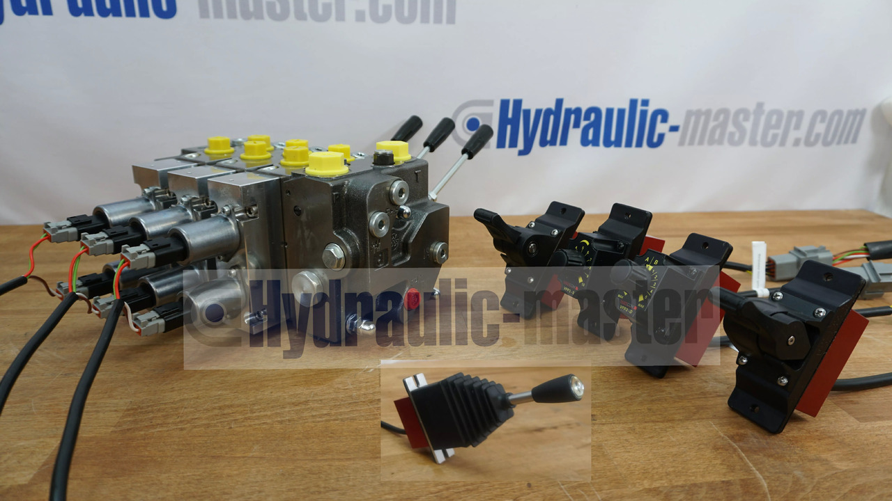 Full proportional valve 3 sections SPV 20-120 l/min 12 or 24 V plug and play det also available with Walvoil DPX100 - Фронтальный погрузчик для трактора для Грузовиков: фото 1 Full proportional valve 3 sections SPV 20-120 l/min 12 or 24 V plug and play det also available with Walvoil DPX100 - Фронтальный погрузчик для трактора для Грузовиков: фото 1