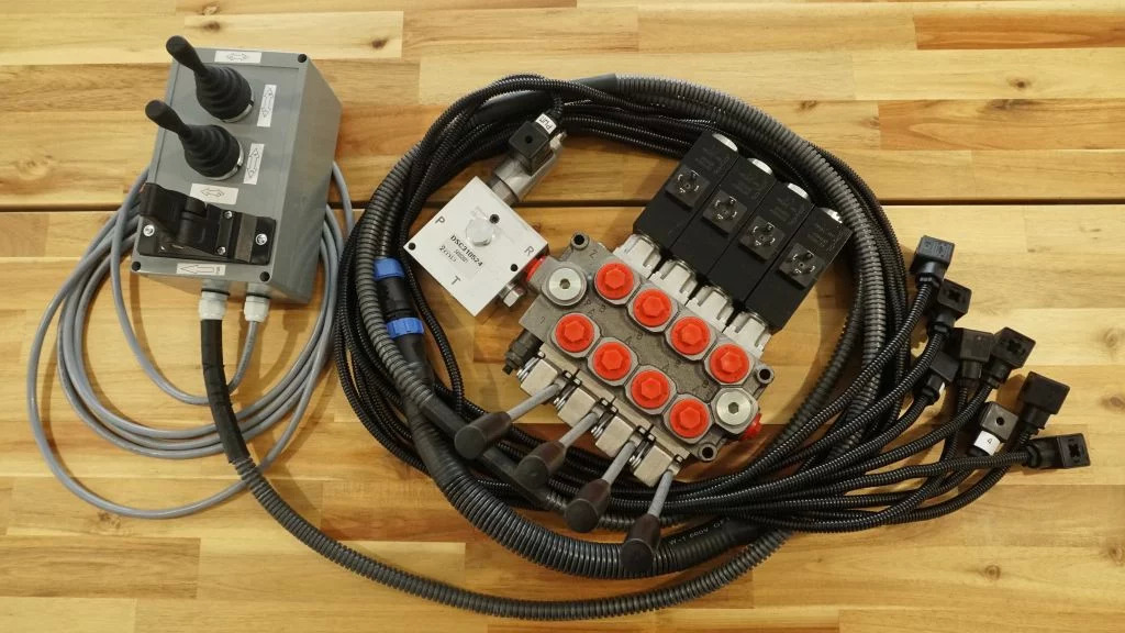 Proportional control box 12V 2 joysticks + finger controller + monoblock Galtec for Palfinger, Kubota, Fassi, Hiab - Лесозаготовительная техника: фото 1 Proportional control box 12V 2 joysticks + finger controller + monoblock Galtec for Palfinger, Kubota, Fassi, Hiab - Лесозаготовительная техника: фото 1