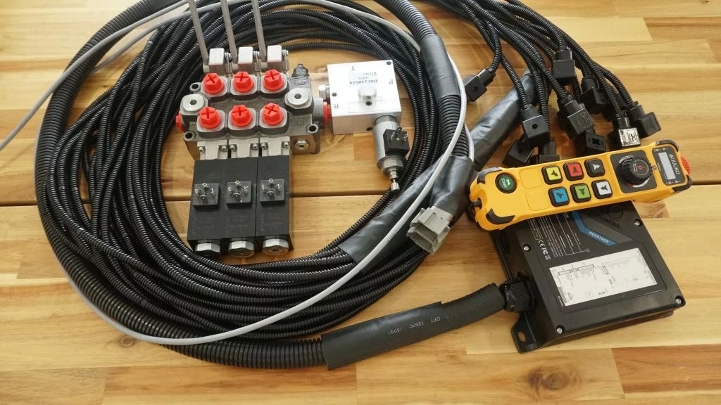 Monoblock hydraulic valve Galtech 3 sections 60 l/min 15 gpm 12 V + Remote radio Palfinger, Hiab, Fassi - Строительная техника: фото 1 Monoblock hydraulic valve Galtech 3 sections 60 l/min 15 gpm 12 V + Remote radio Palfinger, Hiab, Fassi - Строительная техника: фото 1