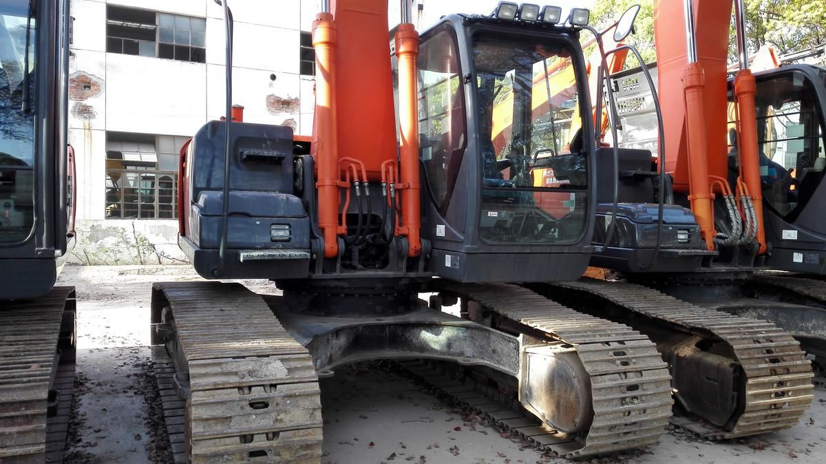 Hitachi 210 - Гусеничный экскаватор: фото 1 Hitachi 210 - Гусеничный экскаватор: фото 1