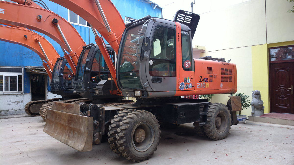 Hitachi 210W - Колёсный экскаватор: фото 1 Hitachi 210W - Колёсный экскаватор: фото 1
