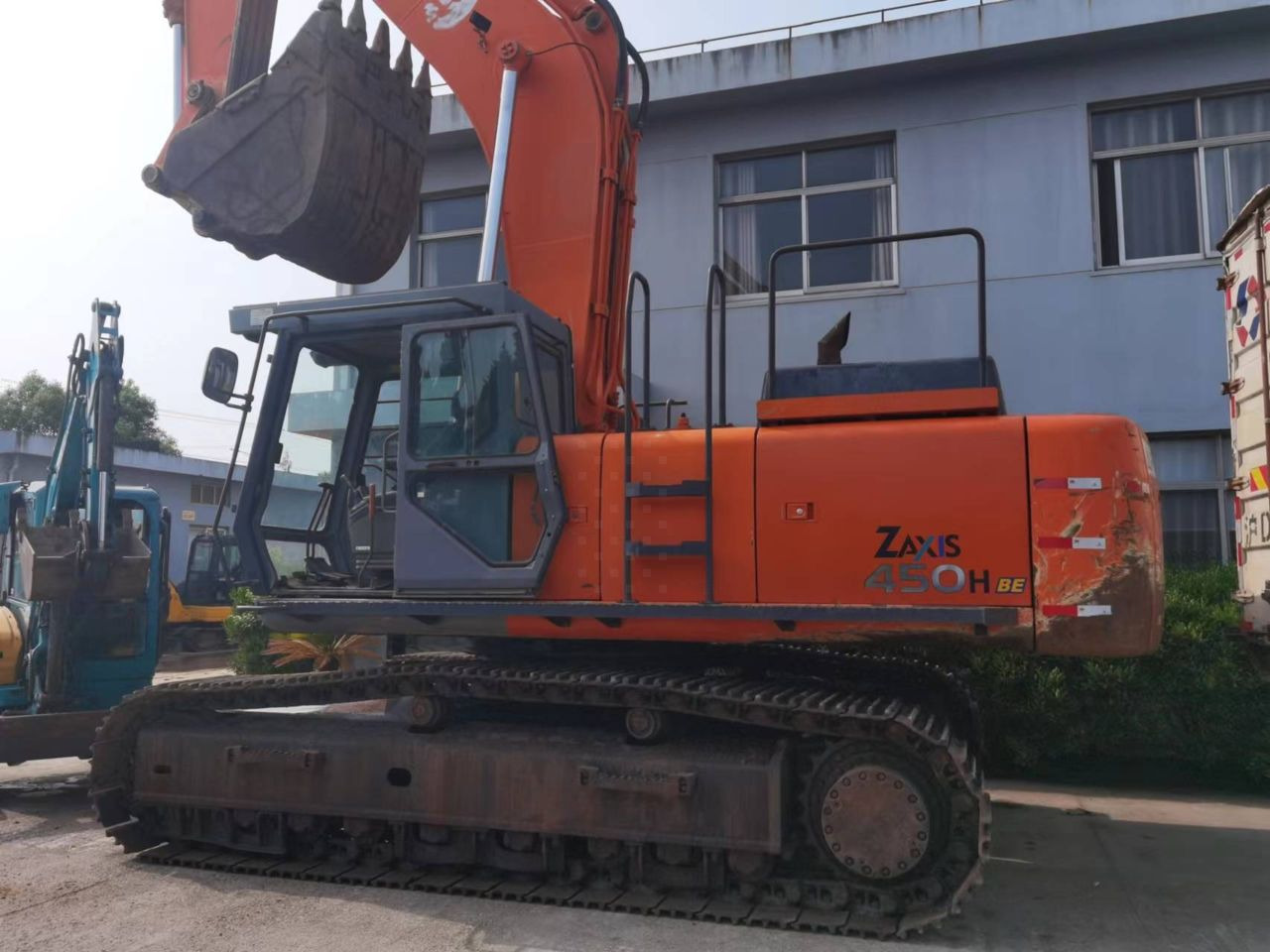 Hitachi 450 - Гусеничный экскаватор: фото 1 Hitachi 450 - Гусеничный экскаватор: фото 1