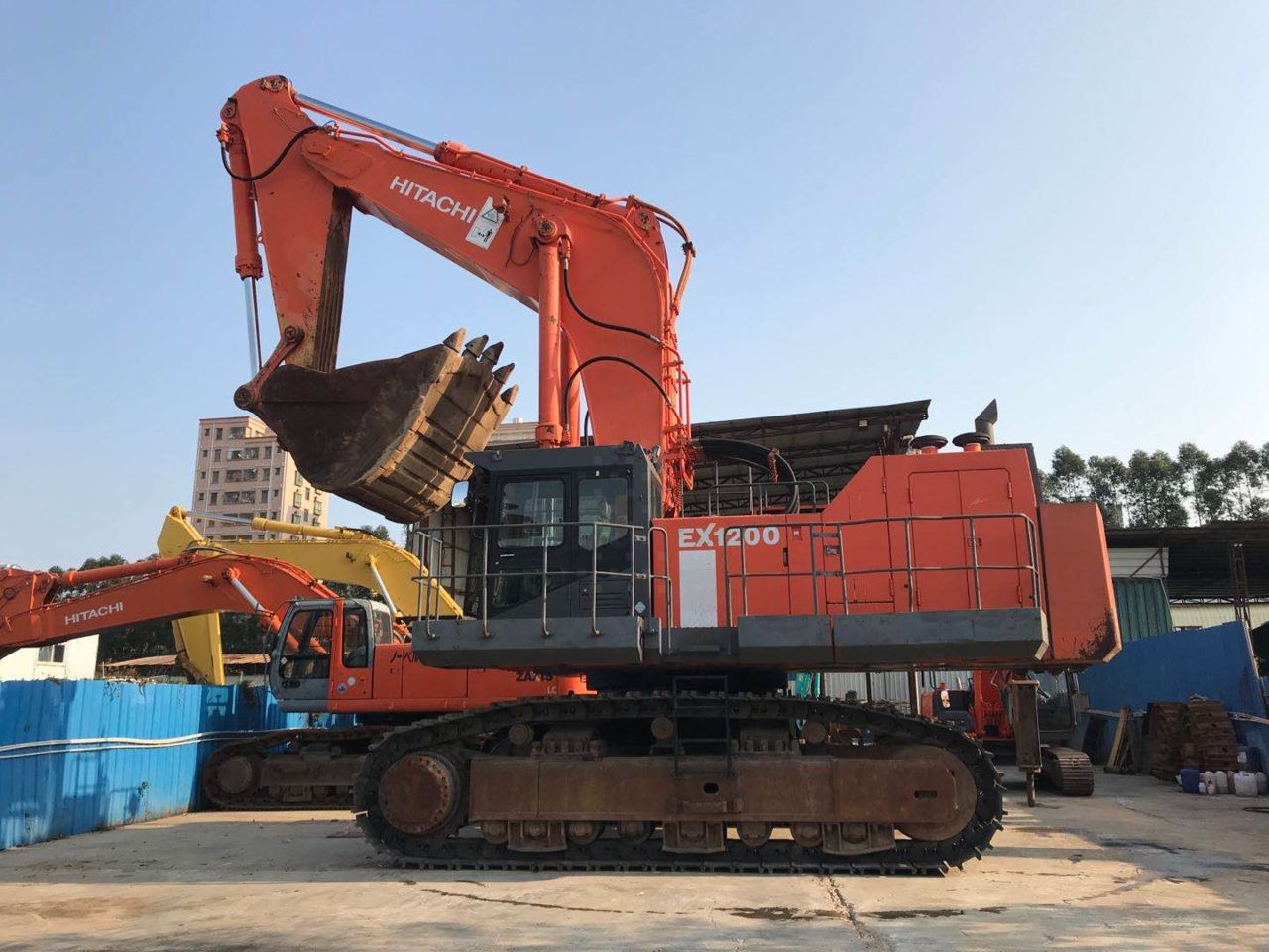 Hitachi EX1200 - Гусеничный экскаватор: фото 1 Hitachi EX1200 - Гусеничный экскаватор: фото 1