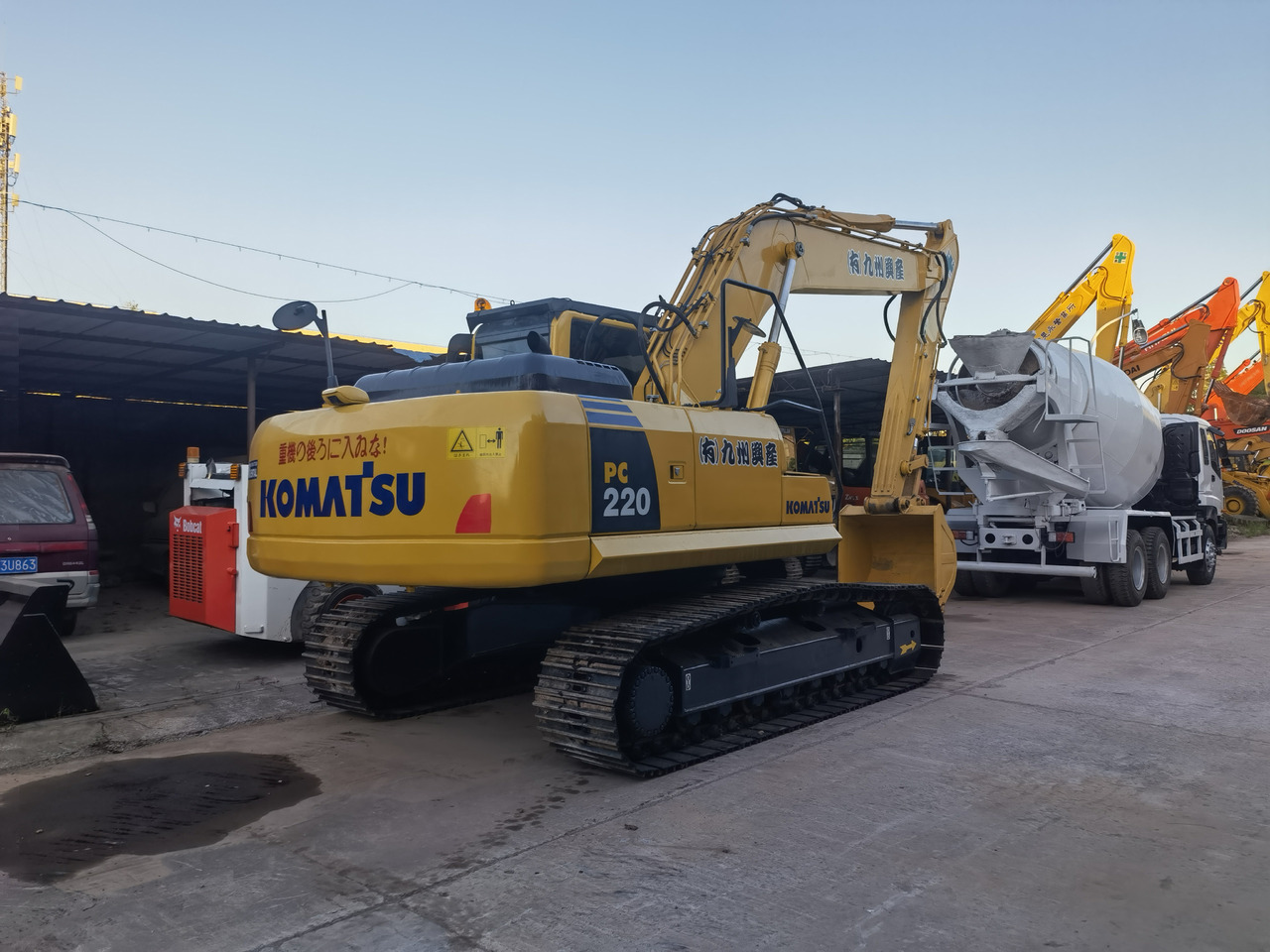 KOMATSU PC220-8 - Гусеничный экскаватор: фото 1