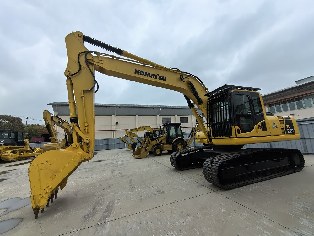 KOMATSU PC220-8 excavator - Гусеничный экскаватор: фото 1