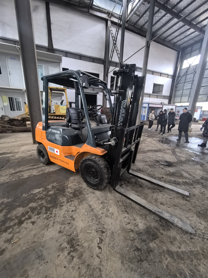 Used Toyota FD30 forklift - Дизельный погрузчик: фото 1 Used Toyota FD30 forklift - Дизельный погрузчик: фото 1