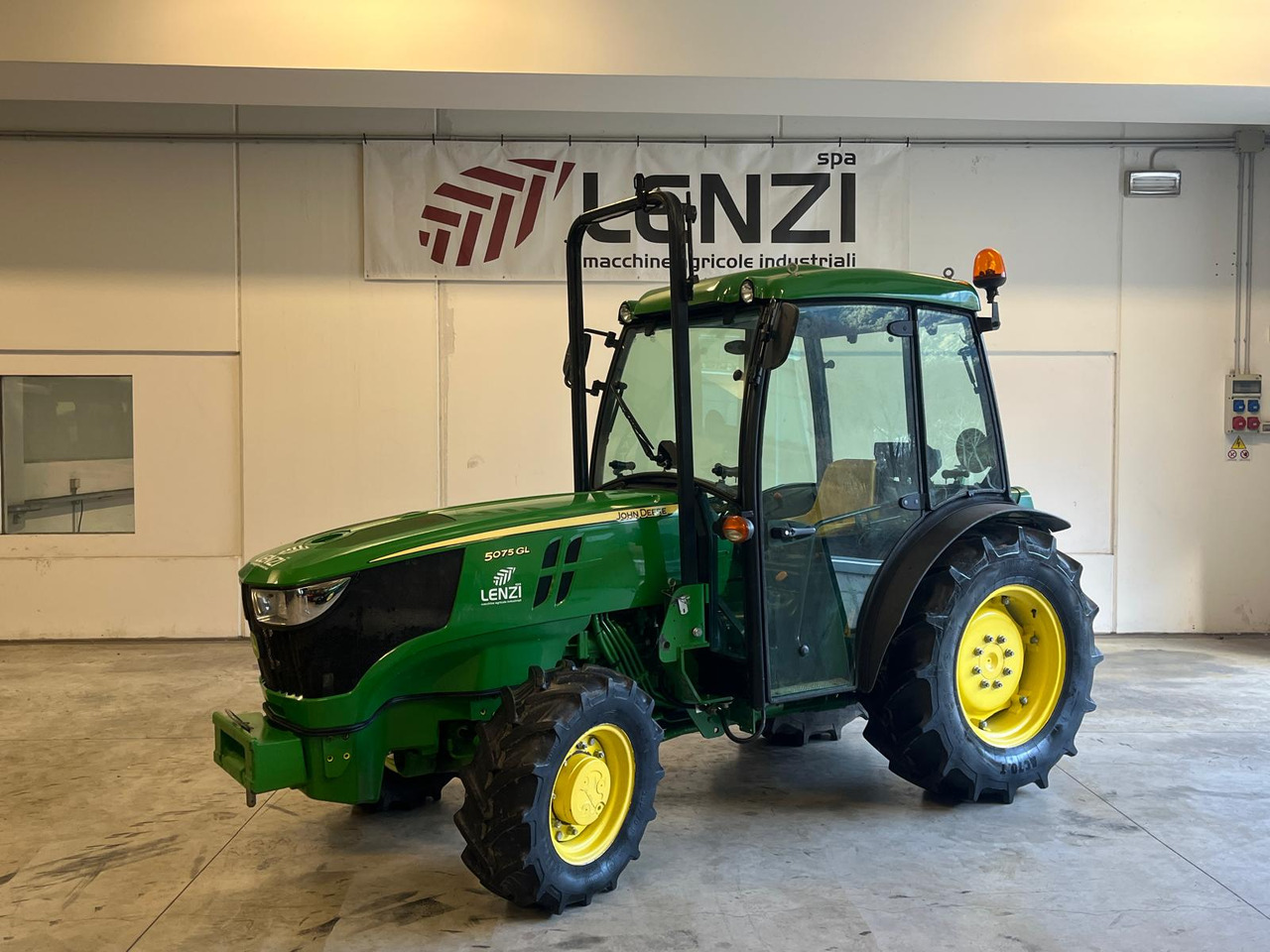 TRATTORE JOHN DEERE 5075 GL - Трактор: фото 1 TRATTORE JOHN DEERE 5075 GL - Трактор: фото 1