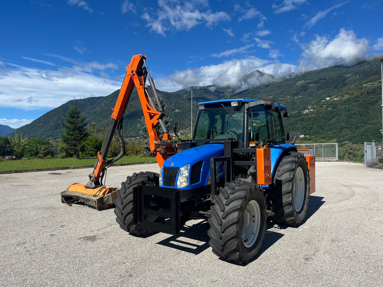 TRATTORE NEW HOLLAND TL 100 A + BRACCIO FERRI DA 6MT - Трактор: фото 1 TRATTORE NEW HOLLAND TL 100 A + BRACCIO FERRI DA 6MT - Трактор: фото 1
