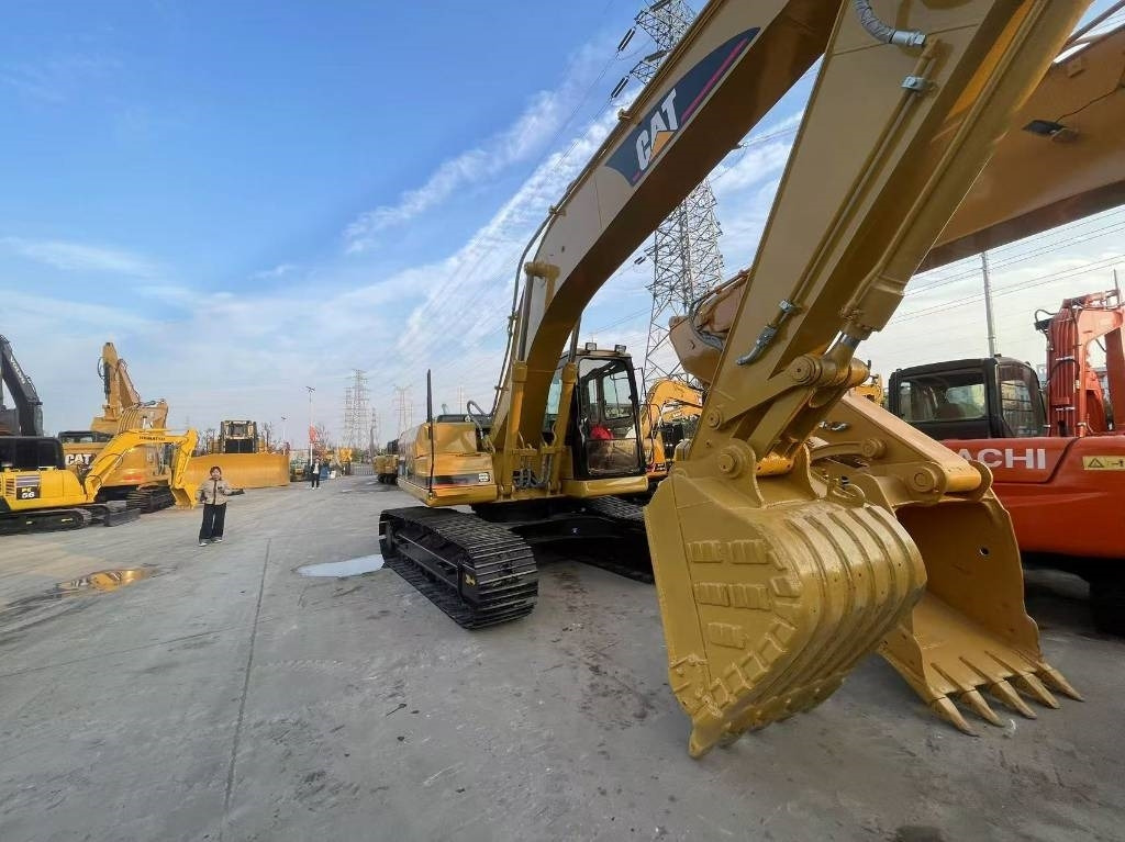 CAT 320 B - Гусеничный экскаватор: фото 1 CAT 320 B - Гусеничный экскаватор: фото 1