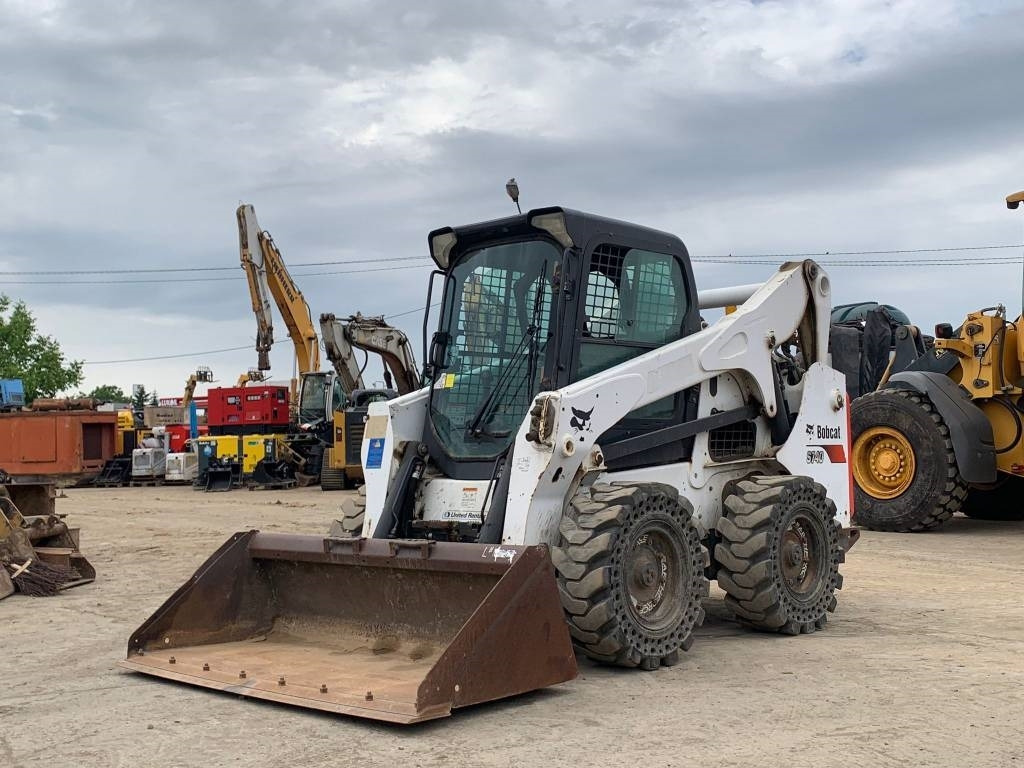Bobcat S 740 - Мини-погрузчик с бортовым поворотом: фото 1 Bobcat S 740 - Мини-погрузчик с бортовым поворотом: фото 1