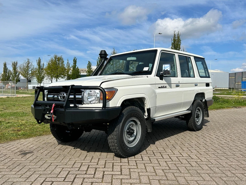 Легковой автомобиль Toyota Land Cruiser HZJ76R 4x4 4.2D SUV RHD - EURO 3 - NEW!! 1 UNIT directly available: фото 1 Легковой автомобиль Toyota Land Cruiser HZJ76R 4x4 4.2D SUV RHD - EURO 3 - NEW!! 1 UNIT directly available: фото 1