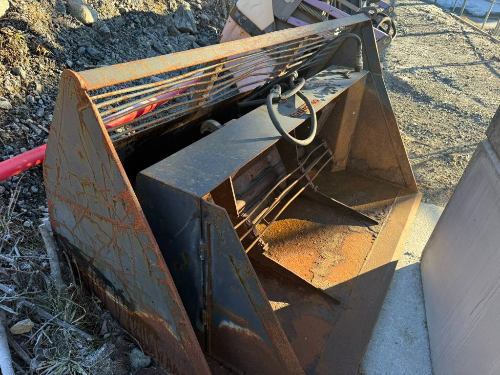 Gradmeko LS 1750 + SS900 snow bucket and sand spreader - Ковш: фото 1 Gradmeko LS 1750 + SS900 snow bucket and sand spreader - Ковш: фото 1