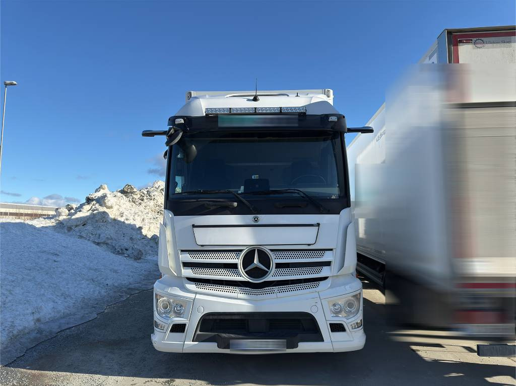 Mercedes-Benz Actros 1833 - Грузовик с закрытым кузовом: фото 3 Mercedes-Benz Actros 1833 - Грузовик с закрытым кузовом: фото 3