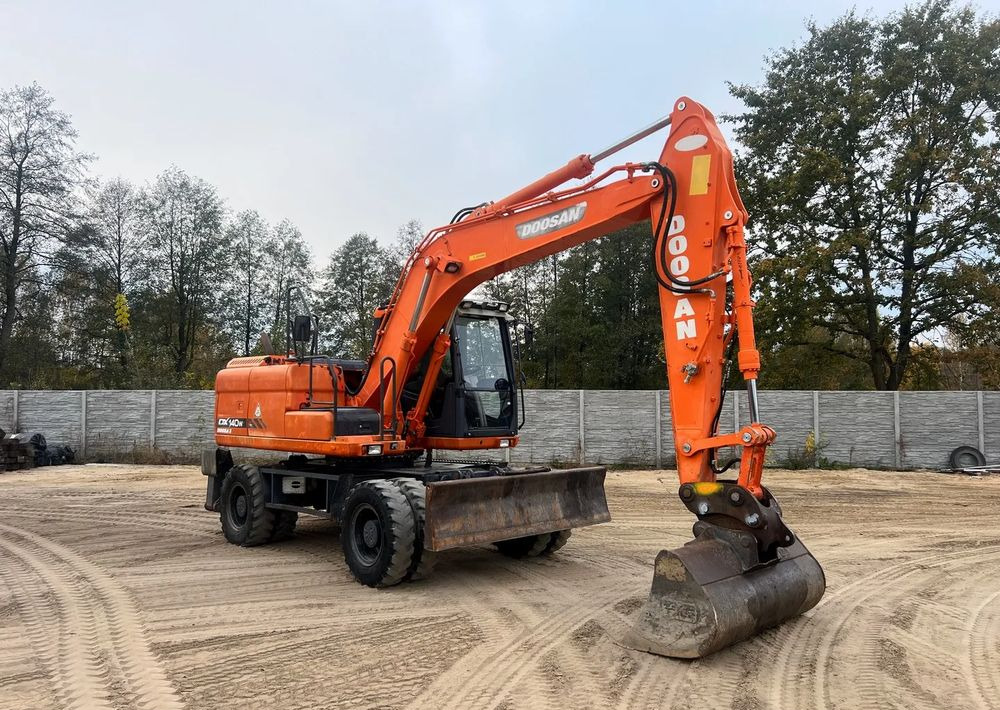 Doosan DX140W-3 - Колёсный экскаватор: фото 1
