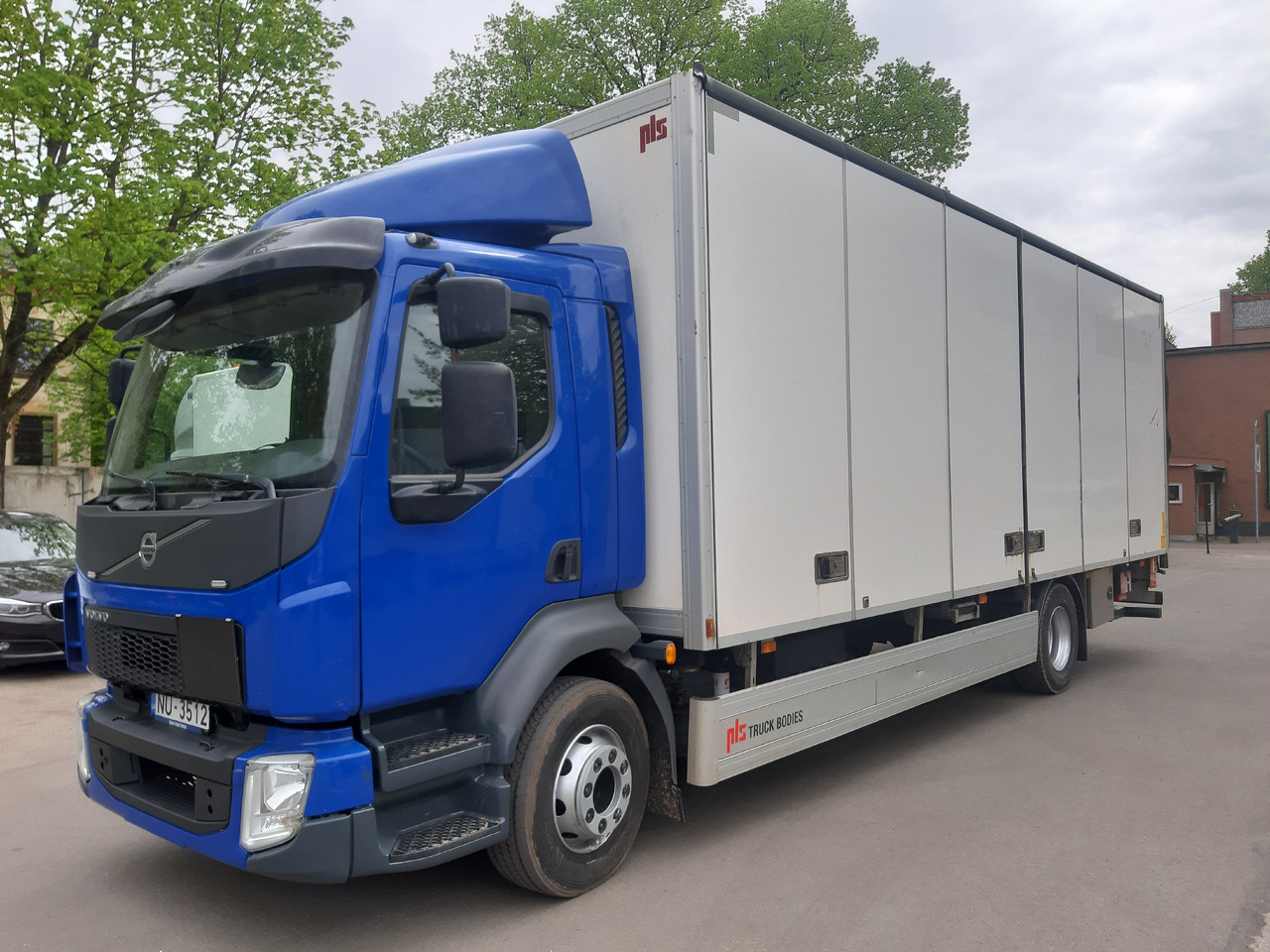 VOLVO FL - Грузовик с закрытым кузовом: фото 1