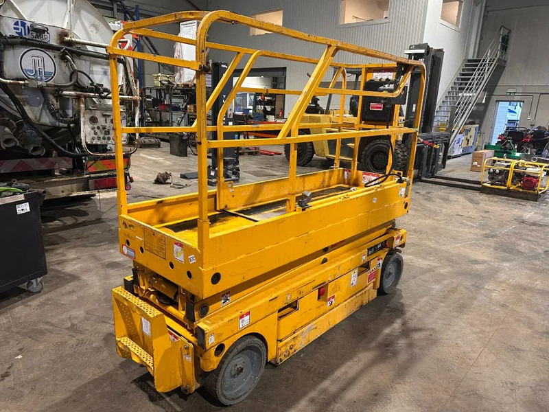 Haulotte Compact 8 - Ножничный подъемник: фото 1