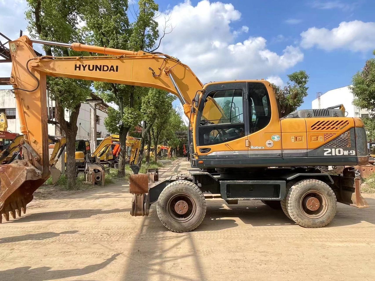 Hyundai R210-9 - Колёсный экскаватор: фото 1 Hyundai R210-9 - Колёсный экскаватор: фото 1