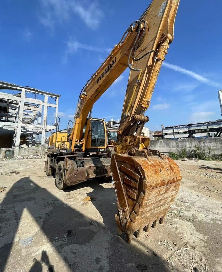 Hyundai R210W-9 - Колёсный экскаватор: фото 1 Hyundai R210W-9 - Колёсный экскаватор: фото 1