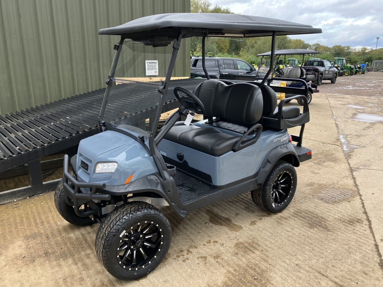 Club Car Onward 4 Seat Lifted - Гольф-кар: фото 1 Club Car Onward 4 Seat Lifted - Гольф-кар: фото 1