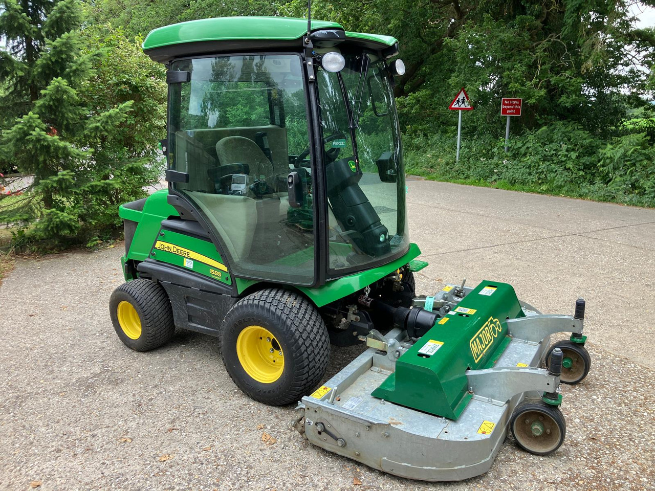 John Deere 1585 out front mower - Газонокосилка: фото 1 John Deere 1585 out front mower - Газонокосилка: фото 1