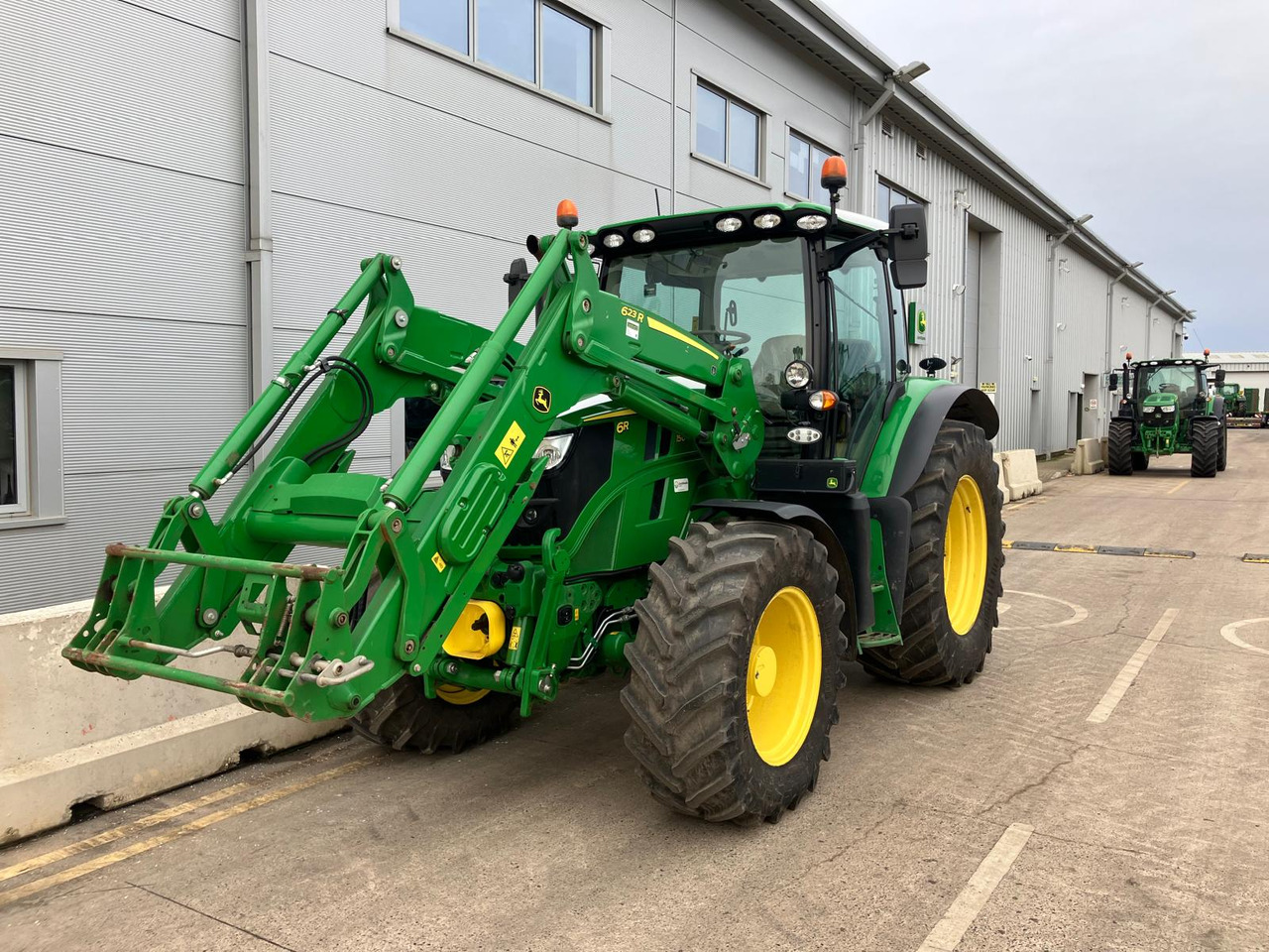 John Deere 6R 150 + 623R - Трактор: фото 1 John Deere 6R 150 + 623R - Трактор: фото 1