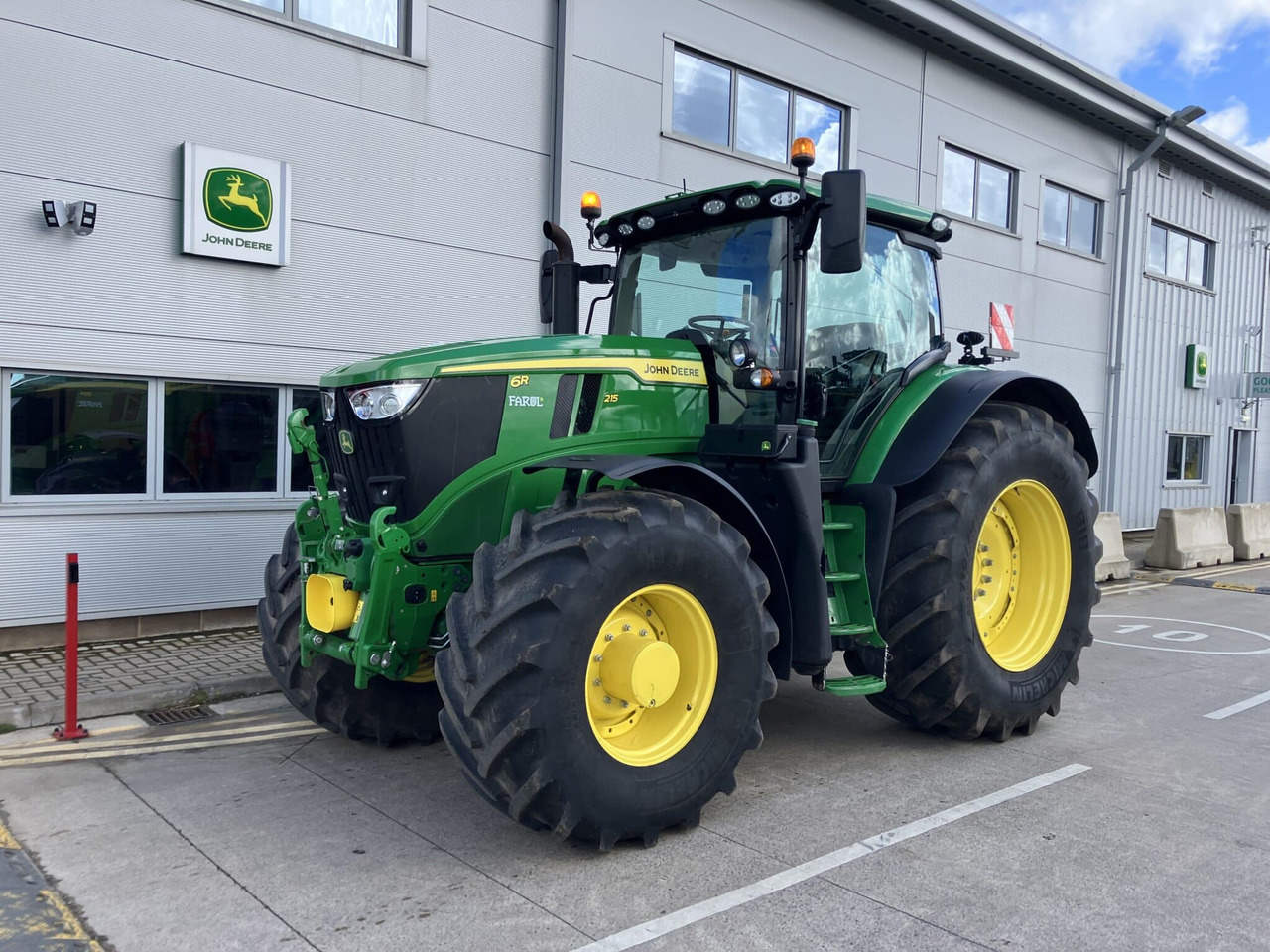 John Deere 6R 215 - Трактор: фото 1 John Deere 6R 215 - Трактор: фото 1