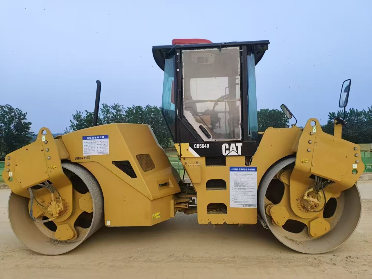 CATERPILLAR CB564D - Каток: фото 1 CATERPILLAR CB564D - Каток: фото 1