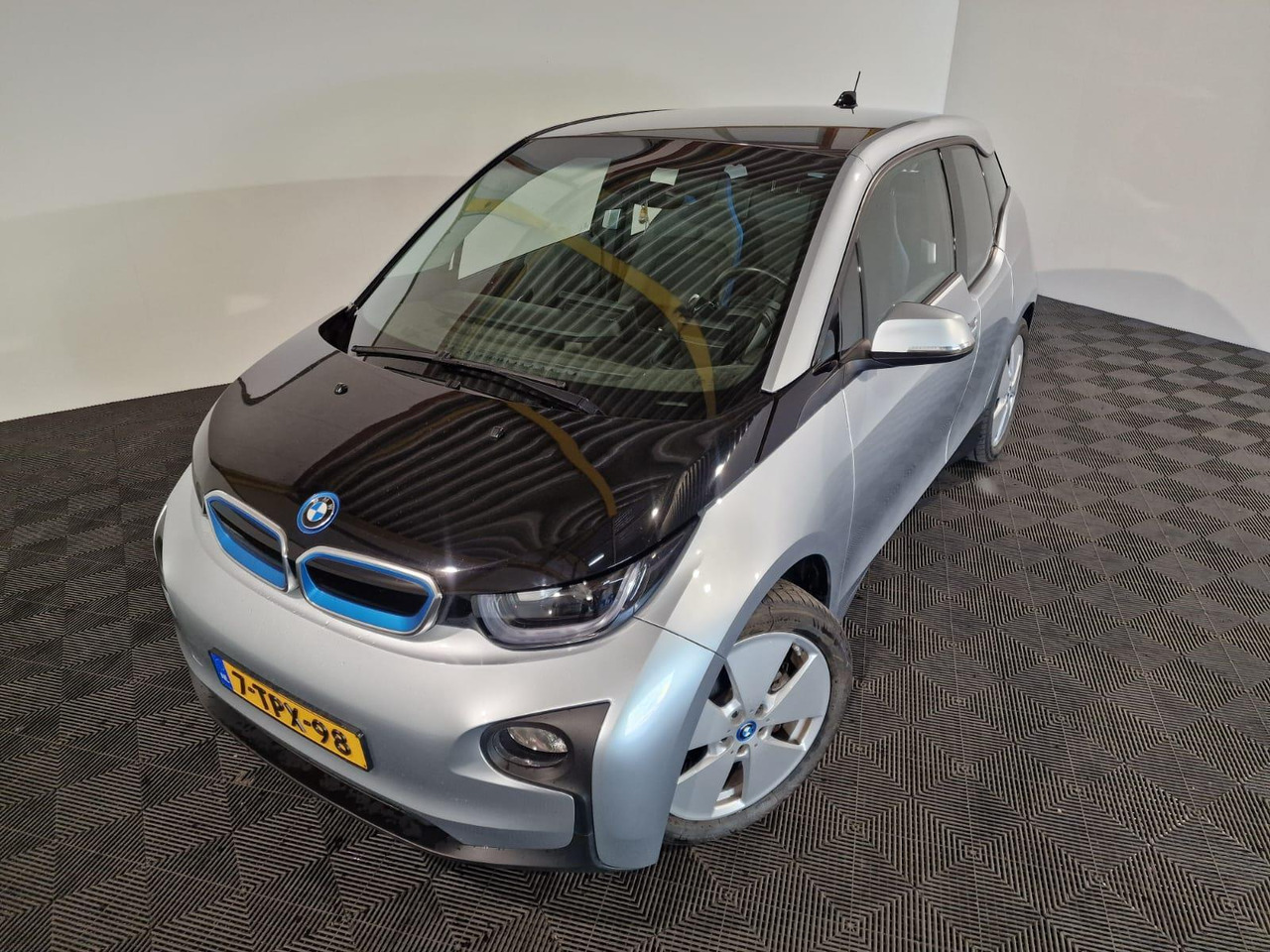 BMW i3 Range Extender 7-TPX-98 - Легковой автомобиль: фото 1 BMW i3 Range Extender 7-TPX-98 - Легковой автомобиль: фото 1