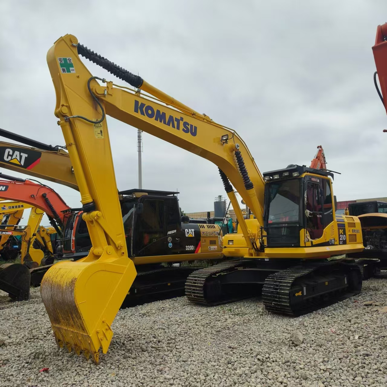 KOMATSU PC210 - Гусеничный экскаватор: фото 1