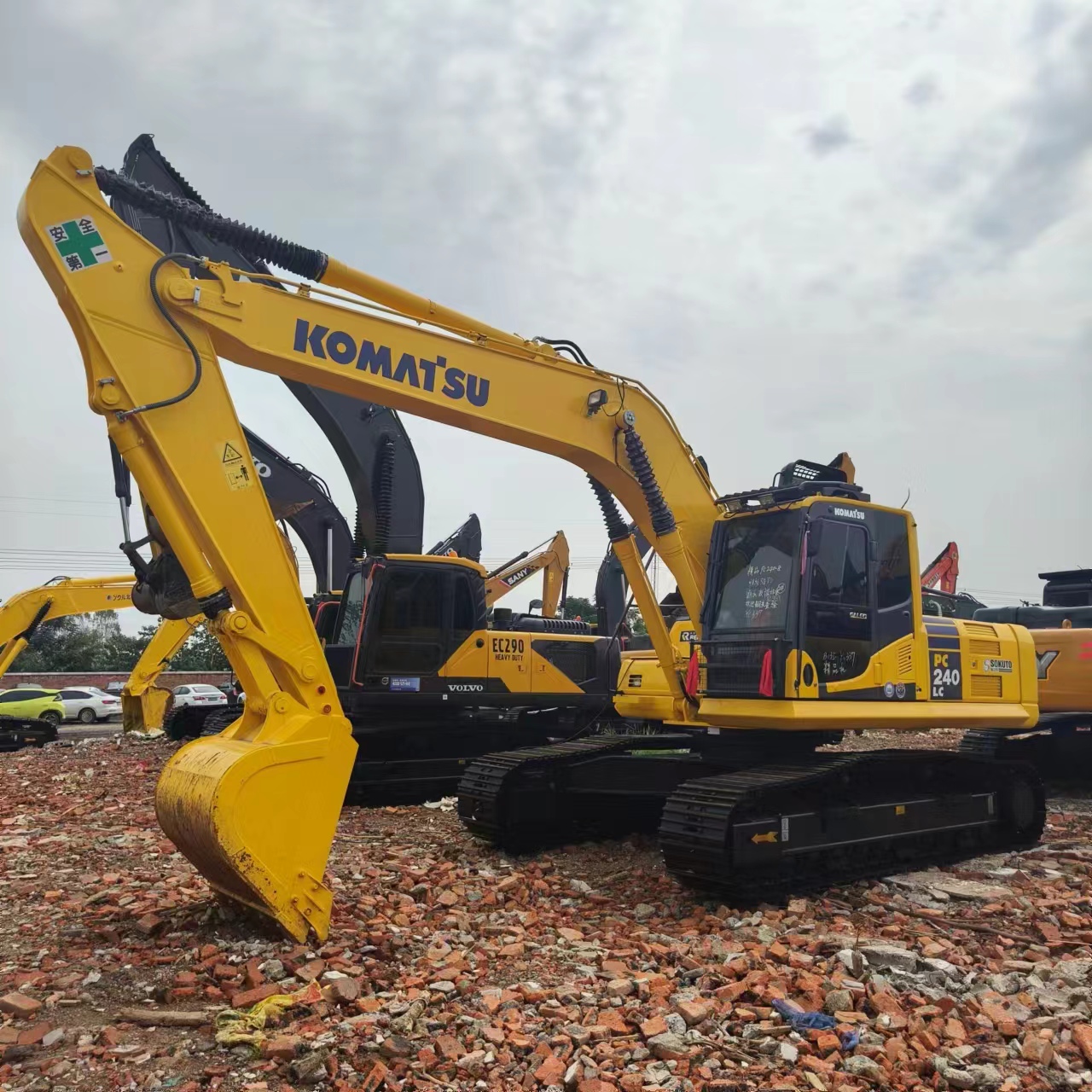 KOMATSU PC240 - Гусеничный экскаватор: фото 1 KOMATSU PC240 - Гусеничный экскаватор: фото 1