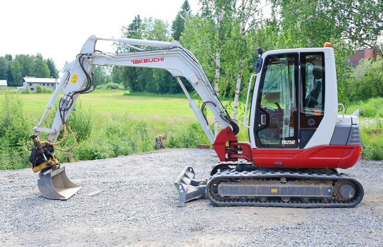 Takeuchi TB250 - Мини-экскаватор: фото 1 Takeuchi TB250 - Мини-экскаватор: фото 1
