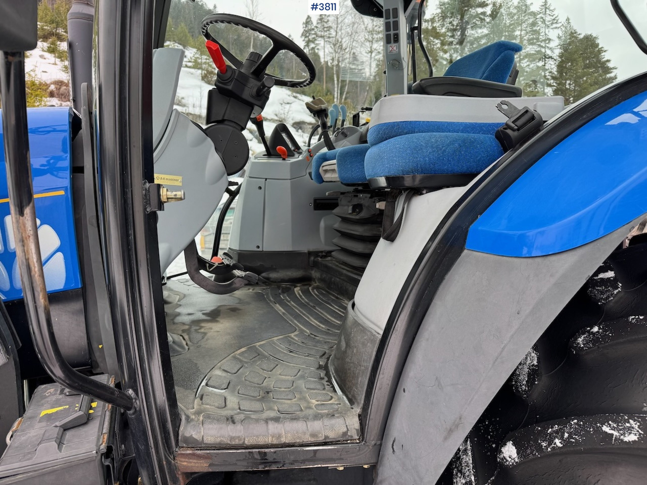 2010 New Holland T6020 Elite w/front loader - Трактор: фото 4 2010 New Holland T6020 Elite w/front loader - Трактор: фото 4