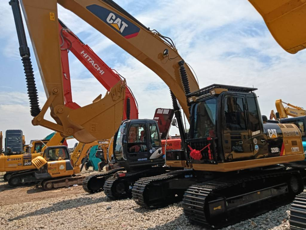 CAT 320D2 - Гусеничный экскаватор: фото 1