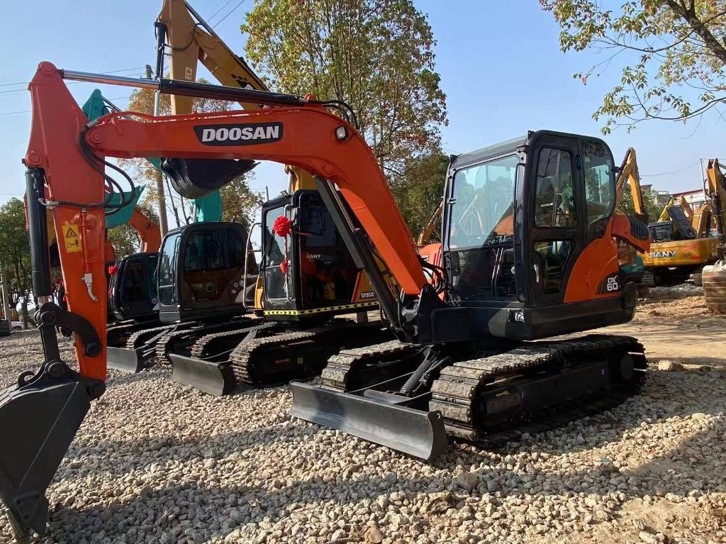 Doosan DX60 - Гусеничный экскаватор: фото 1 Doosan DX60 - Гусеничный экскаватор: фото 1