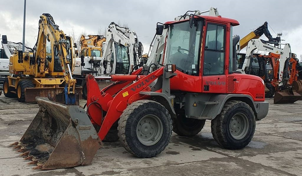 Колёсный погрузчик Volvo L 30 G: фото 1