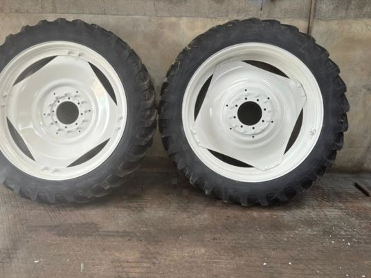 1 paire de roues 12.4r46 - Колесо: фото 1 1 paire de roues 12.4r46 - Колесо: фото 1