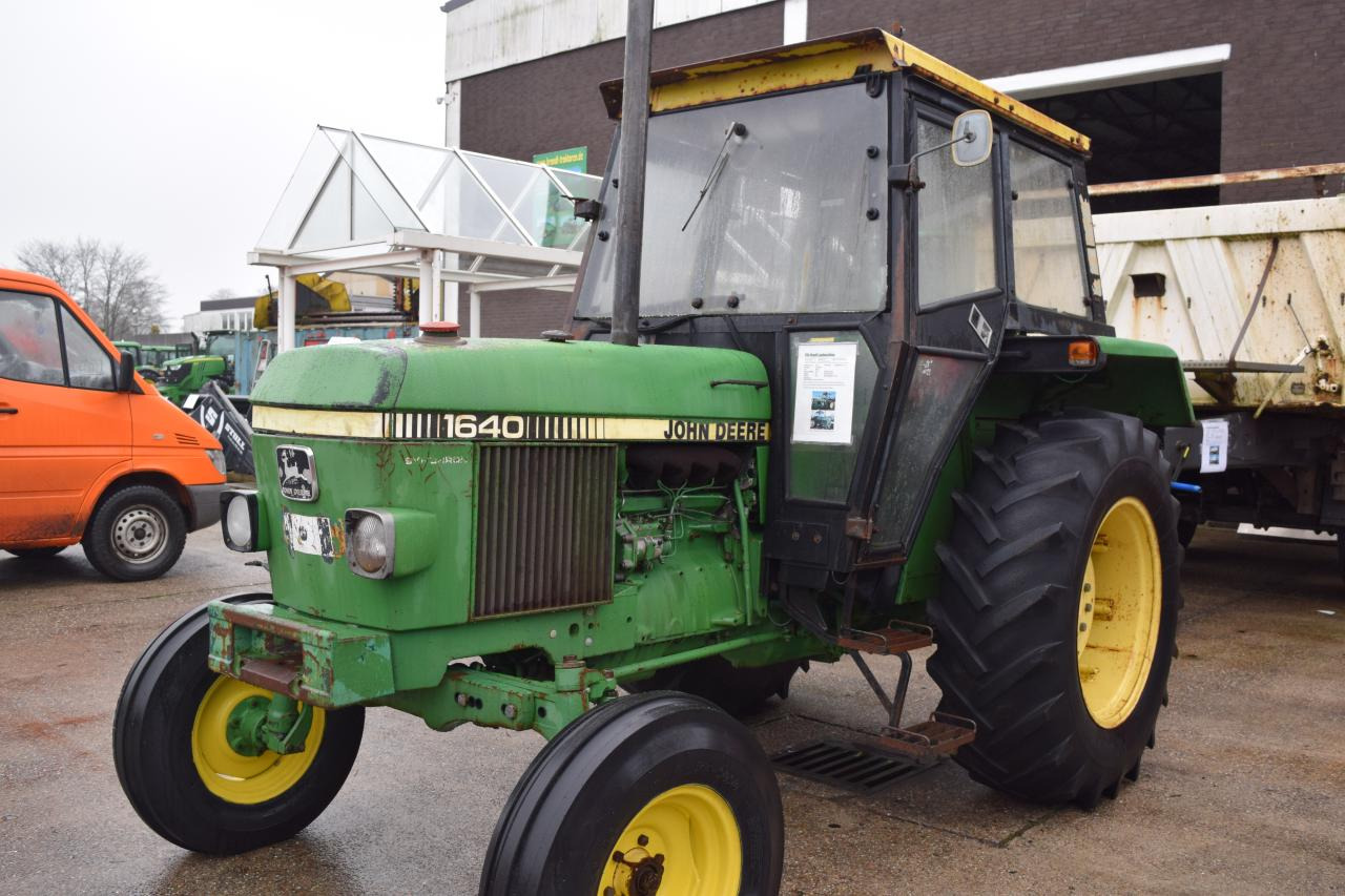 John Deere 1640 - Трактор: фото 1 John Deere 1640 - Трактор: фото 1