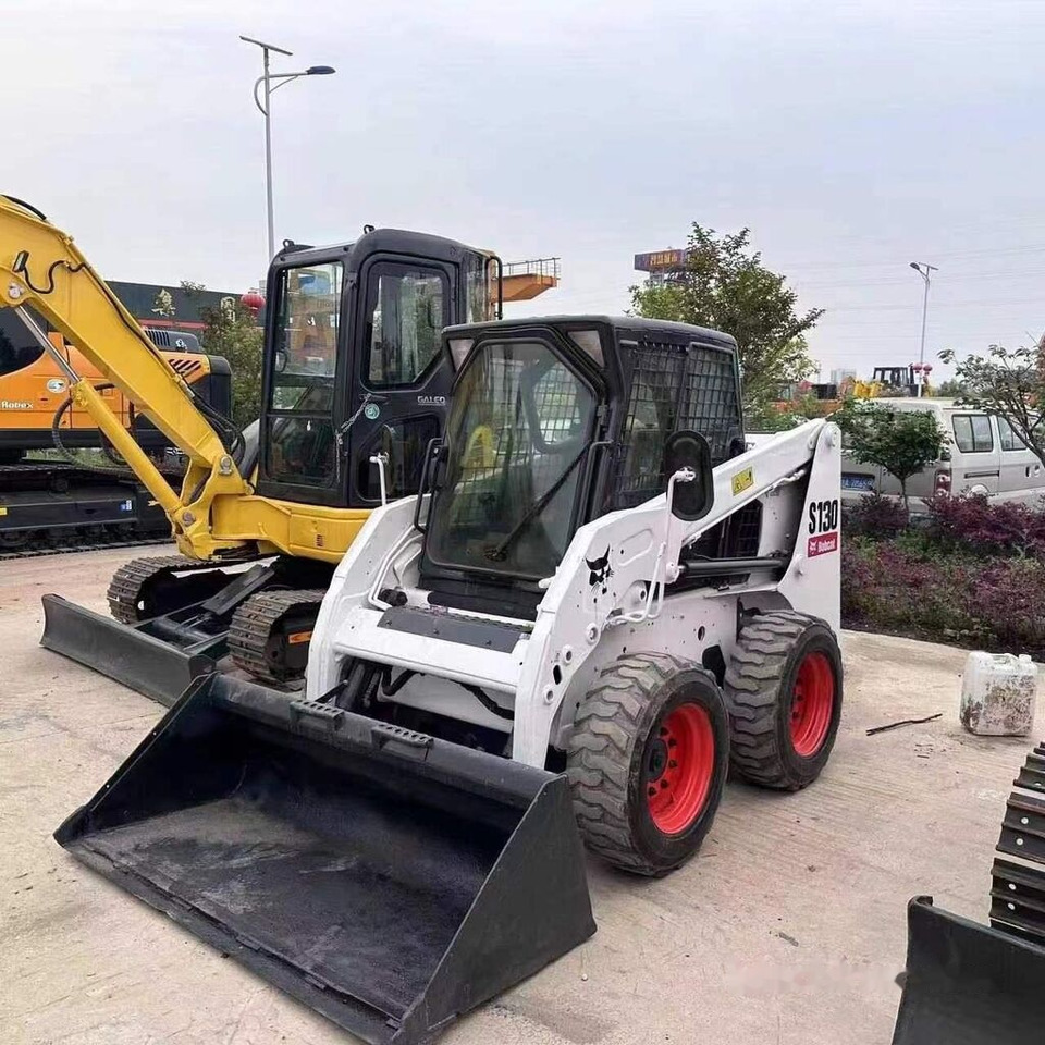 Bobcat S130 - Мини-погрузчик с бортовым поворотом: фото 1 Bobcat S130 - Мини-погрузчик с бортовым поворотом: фото 1