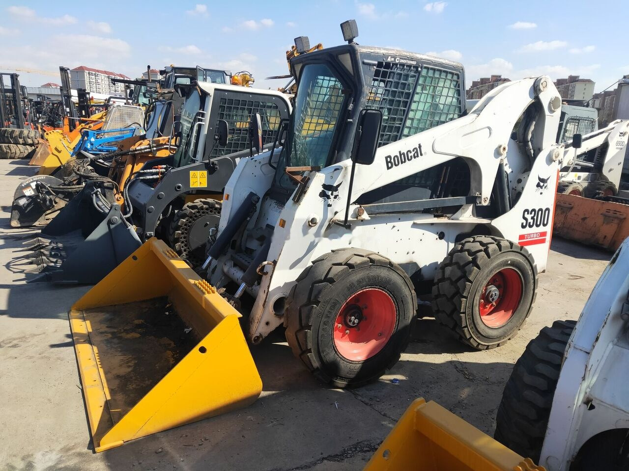 Bobcat S300 - Мини-погрузчик с бортовым поворотом: фото 1 Bobcat S300 - Мини-погрузчик с бортовым поворотом: фото 1