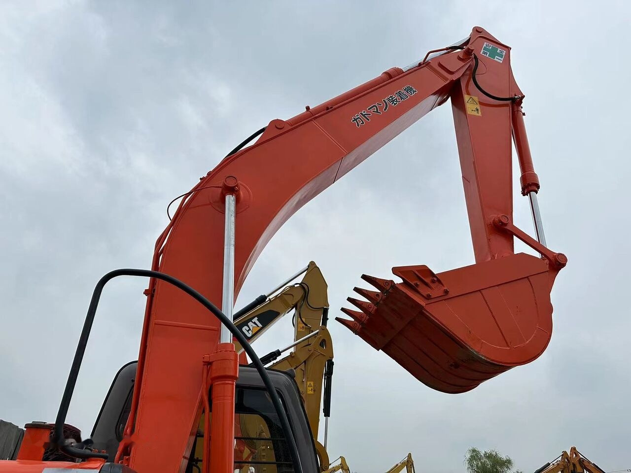 Hitachi ZX200 - Гусеничный экскаватор: фото 1 Hitachi ZX200 - Гусеничный экскаватор: фото 1